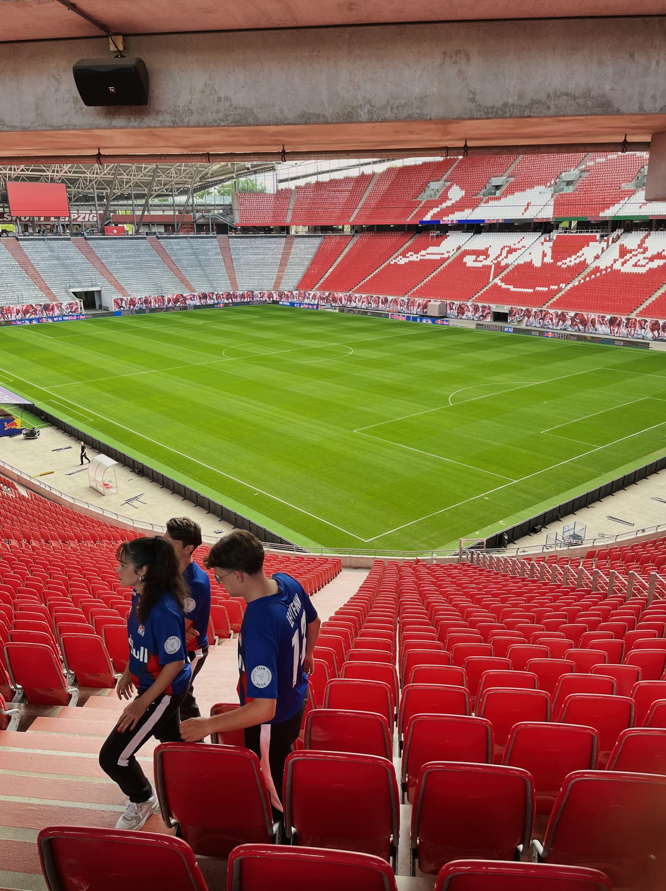 Spieler auf der Tribüne im Stadion