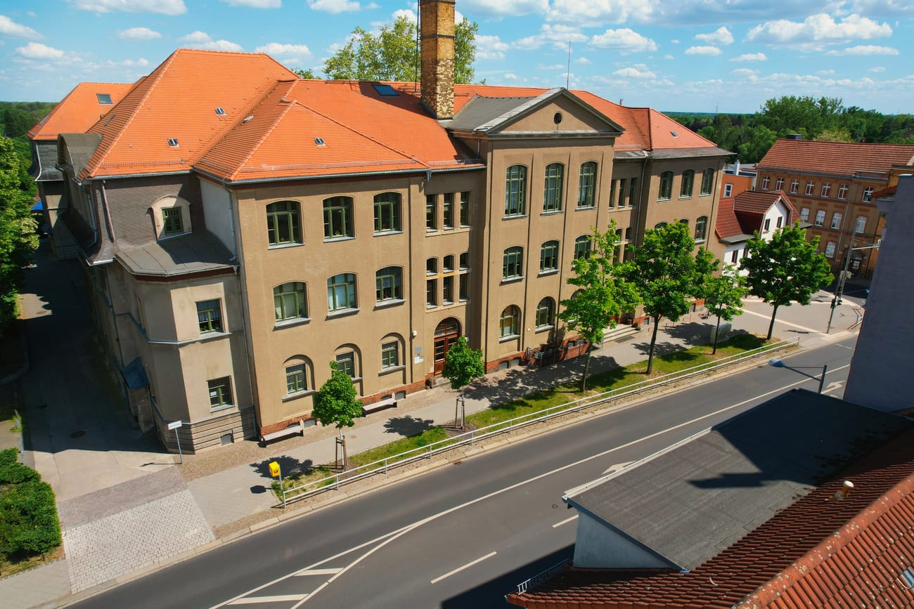 Luftaufnahme des Schulgebäudes der 56. Oberschule Leipzig von der Straßenseite